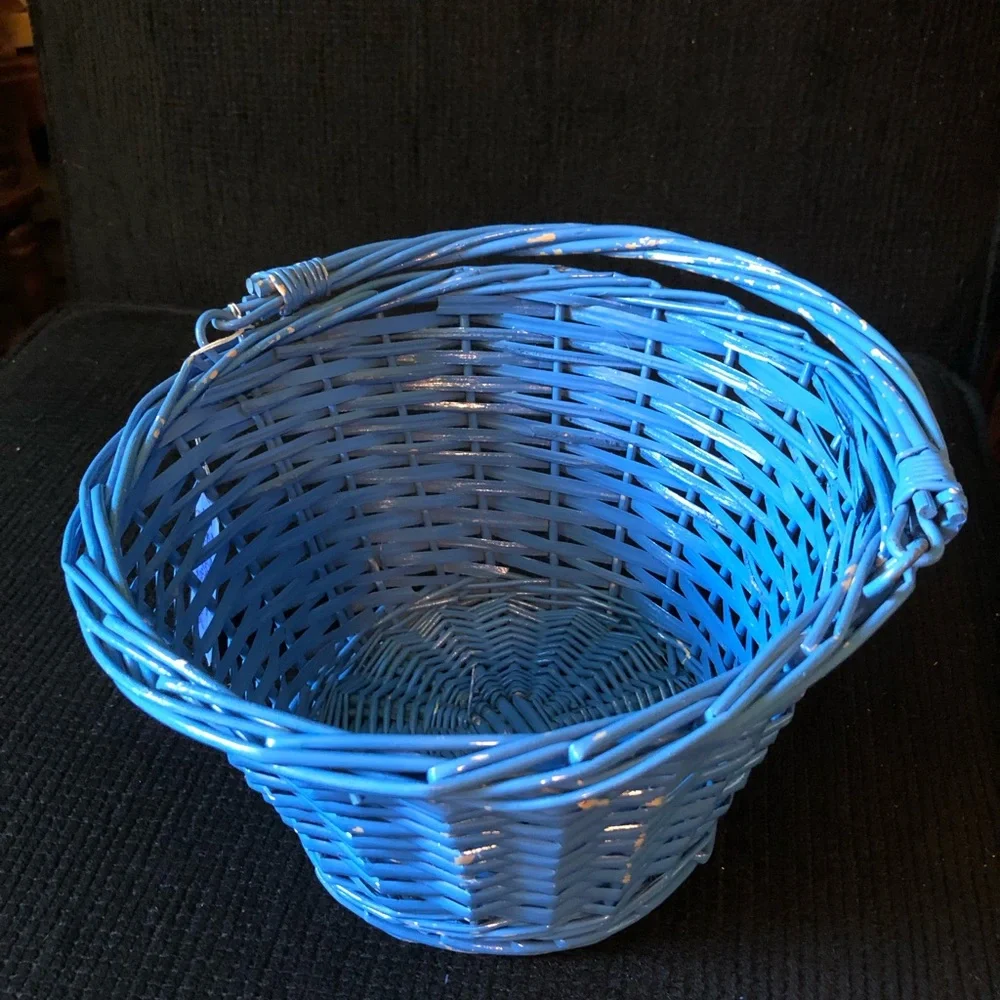 10936 VINTAGE Blue Wicker Basket With White Basket Liner Gingham Bows